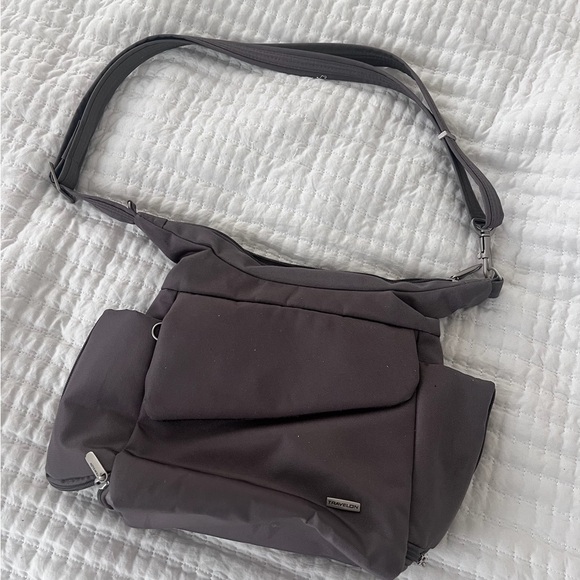 Travelon Anti-Theft Classic Messenger Bag - Picture 3 of 5